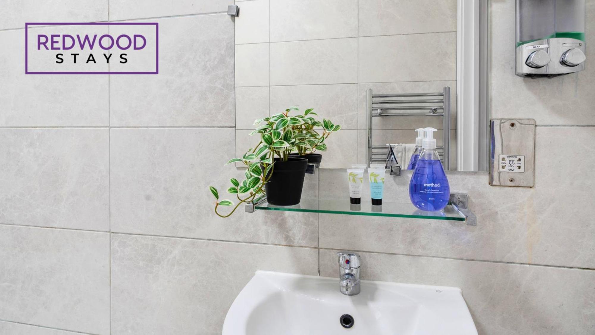 Newly Refurbished Everest Lodge Serviced Apartments For Contractors & Families, Free Wifi & Netflix By Redwood Stays Farnborough  Zewnętrze zdjęcie