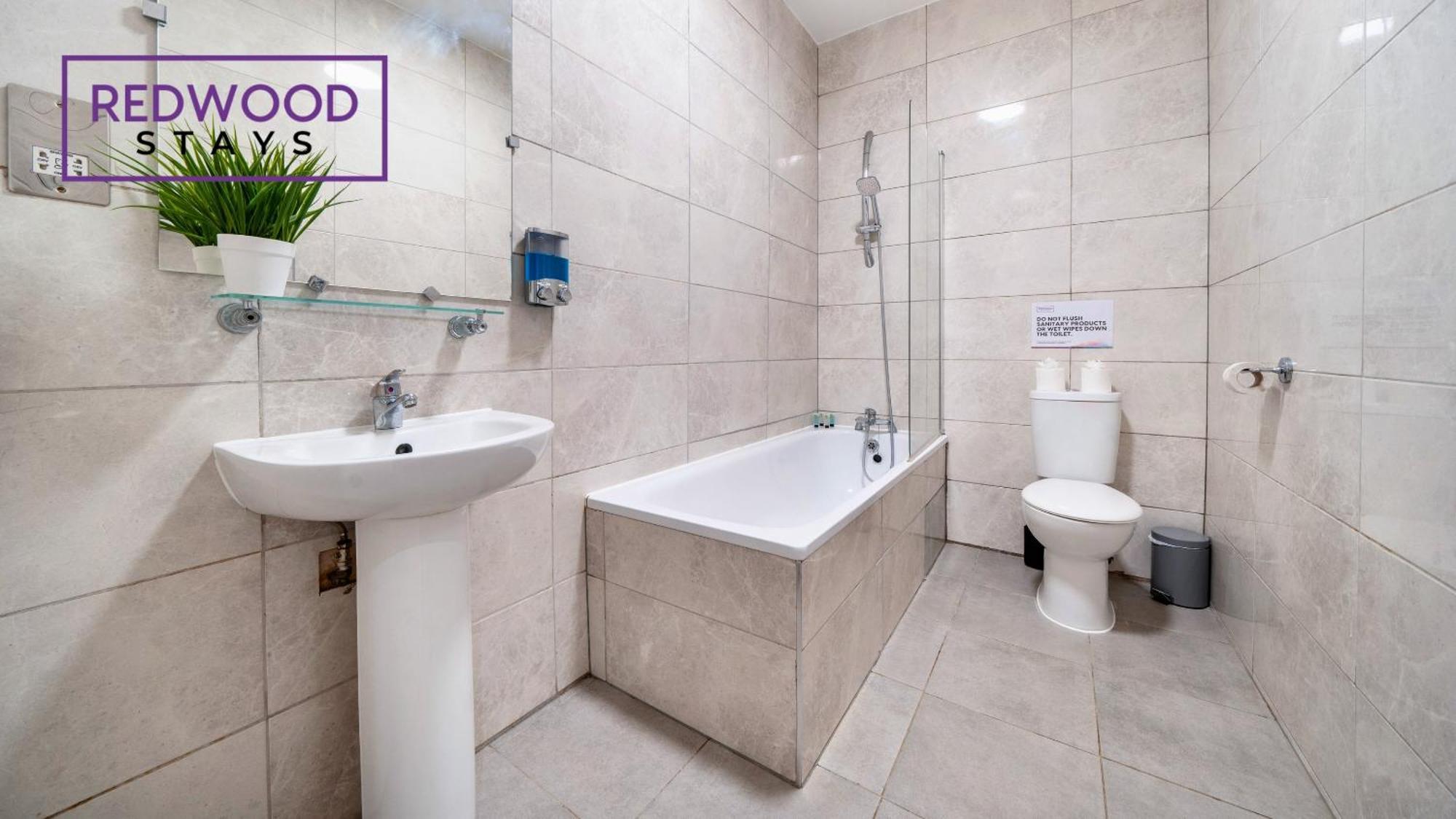 Newly Refurbished Everest Lodge Serviced Apartments For Contractors & Families, Free Wifi & Netflix By Redwood Stays Farnborough  Zewnętrze zdjęcie