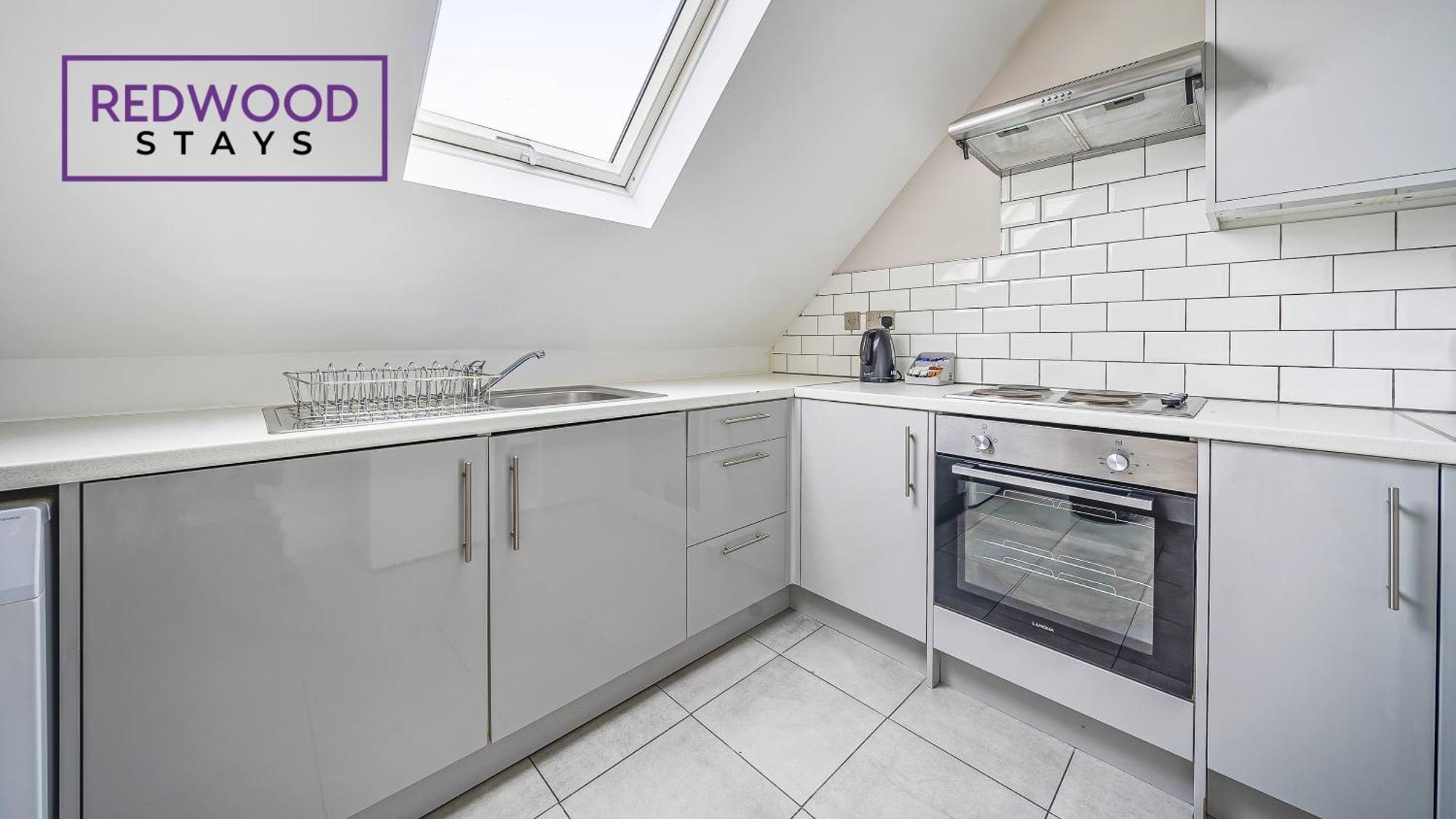 Newly Refurbished Everest Lodge Serviced Apartments For Contractors & Families, Free Wifi & Netflix By Redwood Stays Farnborough  Zewnętrze zdjęcie